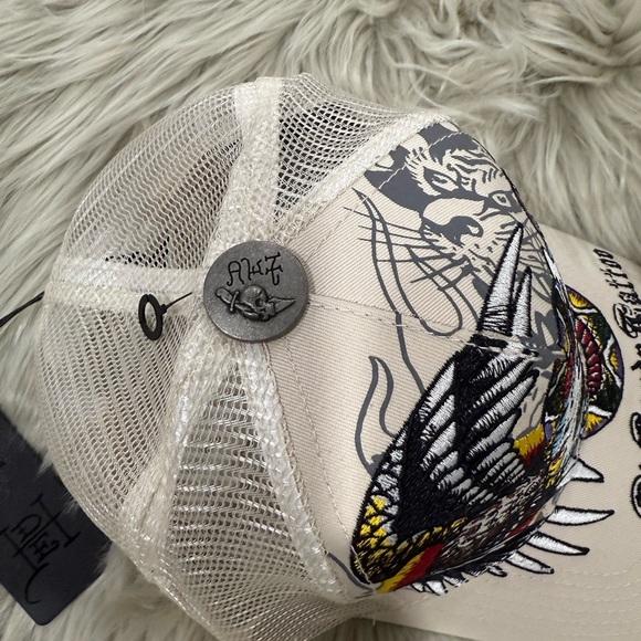 Ed Hardy Embroidered Battle
Skull - Khaki SnapBack Cap - Picture 4 of 16